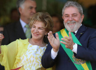 Reportagem da Folha de São Paulo afirmava em 2003 que Marisa Lula poderia ficar com joia ganha da rainha Fátima, dos Emirados Árabes