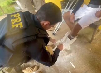 Traficante finge ter perna quebrada e trazia droga em bota de ‘gesso’