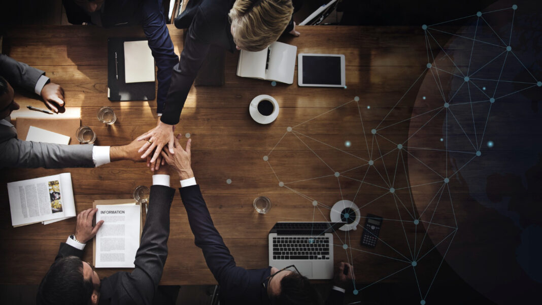 vista-aerea-de-uma-equipe-de-negocios--1-