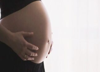 Jovem perde bebê e fica em estado grave após ser baleada na barriga pelo companheiro , afirma família