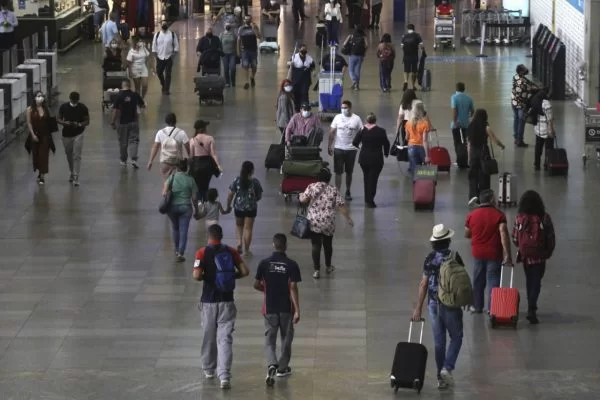 Movimentação-de-viajantes-vindos-do-exterior-no-desembarque-no-Aeroporto-Internacional-de-São-Paulo-em-Guarulhos-11-600x400