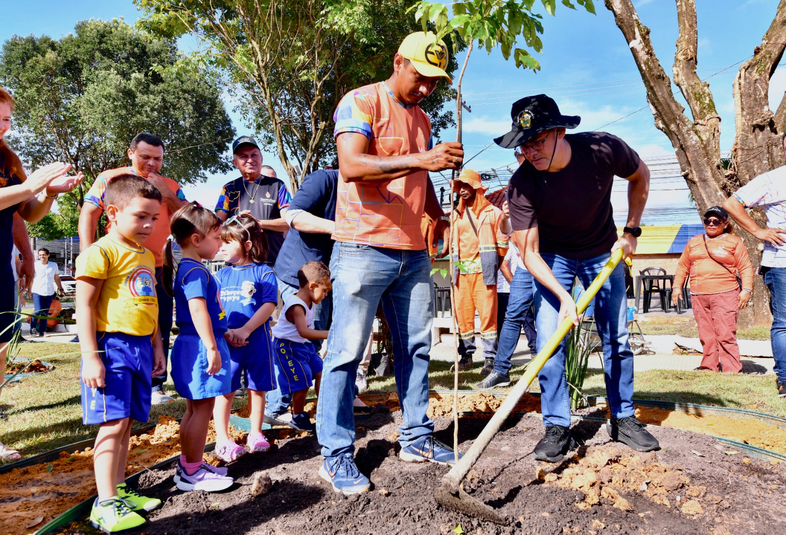Prefeitura de Manaus realiza revitaliza&ccedil;&atilde;o da pra&ccedil;a de alimenta&ccedil;&atilde;o do Dom  Pedro - Chumbo Grosso