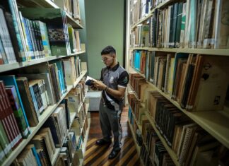 Alunos da rede pública ainda buscam conhecimento e conforto na Biblioteca Pública do Amazonas