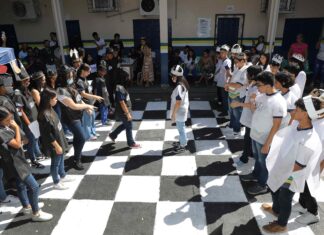 Escola da rede estadual promove “xadrez humano” como prática pedagógica