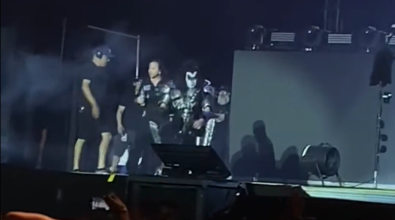 KISS interrompe show em festival em Manaus após Gene Simmons passar mal com  forte calor e umidade