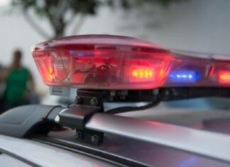 Mulher espanca a mãe idosa e abandona os próprios filhos sozinhos em casa