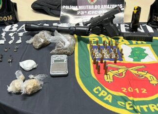 PMAM prende quinteto com arma de fogo e drogas