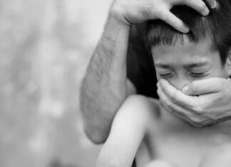 Mãe é presa por dar surra de cinto no filho de 8 anos