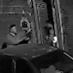 Surpreendido por atirador, jovem é salvo ao colocar mochila na frente da arma, Veja o Vídeo