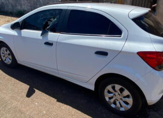 Bebê de um ano fica preso em carro e policiais resgatam
