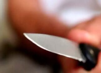 Jovem de 20 anos é presa suspeita de tentar assassinar a própria mãe com golpes de faca