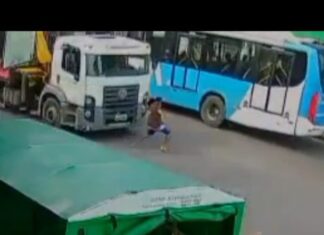 Vídeo: homem corre na frente de carreta e acaba atropelado em Manaus