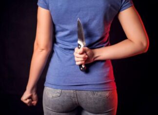 Mulher chama ex para tentar reatar namoro e dá facada na barriga dele