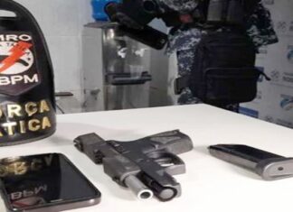 Paixão perigosa: Casal é surpreendido com arma em pleno ato amoroso dentro de carro na zona leste