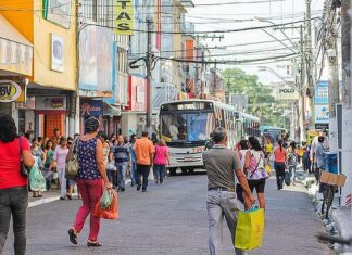 Mulher tem braço esmagado ao colocar para fora de ônibus, no Centro
