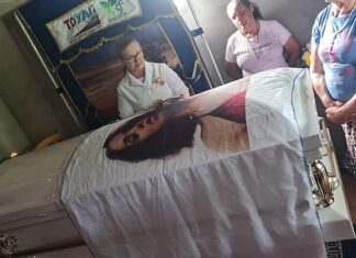 Familiares e amigos se despedem de modelo morta há 4 meses na Califórnia