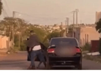 Homem arrasta mulher pelos cabelos e a coloca à força em carro