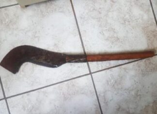 Idoso diz ter sido agredido com golpes de foice por vizinho por ser homossexual