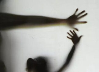 Homem é pego em flagrante mantendo esposa refém: “Vou te cortar em pedacinhos”