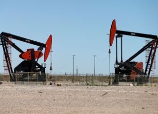 Petróleo fecha sem direção única, com tensões bancárias, risco de recessão e temor por demanda na China