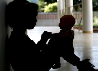 Mãe abandona crianças de 1 e 3 anos na rua para ir beber