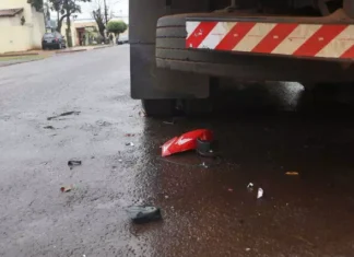 Brasil: Câmera flagra rapaz colidindo motocicleta em traseira de caminhão, veja