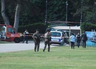 Quatro crianças são esfaqueadas por maníaco em parque