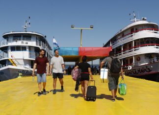 Parintins 2023: Torcedores dos bois Caprichoso e Garantido movimentam Porto de Manaus