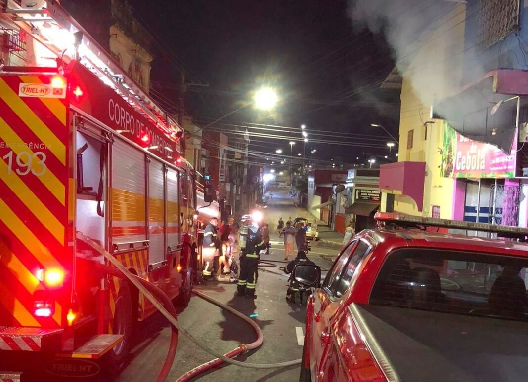 CBMAM Atuação dos bombeiros no combate ao sinistro_FOTO DIVULGAÇÃO CBMAM