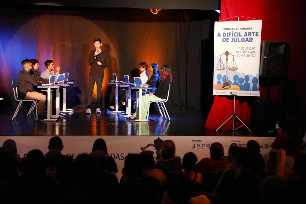 Encenação_A difícil arte de julgar_Euzivaldo Queiroz-Seduc