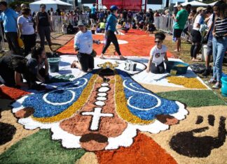 Tapete de Corpus Christi é montado na Esplanada dos Ministérios