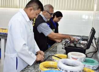 Ipem-AM coleta amostras de fios e cabos em lojas da zona Leste de Manaus para perícia