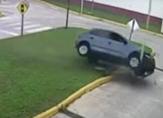Vídeo: mulher acelera demais, derruba poste e capota carro em exame para tirar a carteira