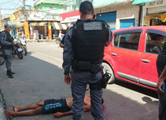 Motoqueiros usam capacetes para espancar suspeito de estupro no Coroado