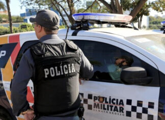 Mulher segura as pernas e joga sogra de 92 anos no chão