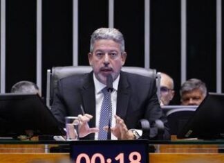 Dino vai à casa de Lira para conter crise após operação da PF atingir ex-assessor