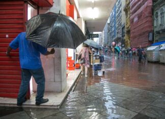 Vídeo: Ciclone extratropical causa alagamentos no RS e SC; cidades têm mais de 200 milímetros de chuva