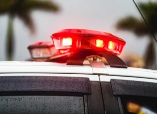 Homem (50 anos) se irrita em jogo de sinuca e esfaqueia duas crianças