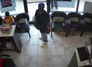 Bandido tenta assaltar salão, é completamente ignorado e vai embora frustrado
