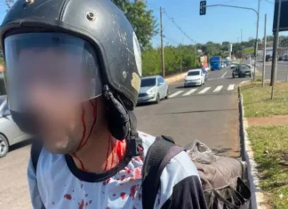 Motorista ataca motociclista com pedaço de pau após “fechada” no trânsito, veja o vídeo