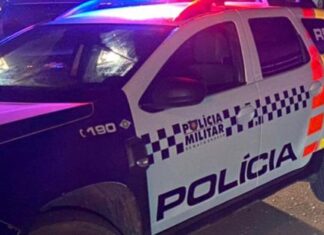 Mulher é presa após mandar policial enfiar lanterna no “toba”
