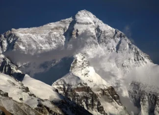 Helicóptero com turistas cai perto do Monte Everest, matando pelo menos cinco pessoas