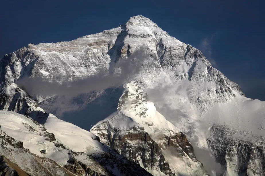 38058713-mount-everest-as-seen-from-rongbuk-temple-30-april-2007-chinas-rugged-tibet-plateau-seen-a