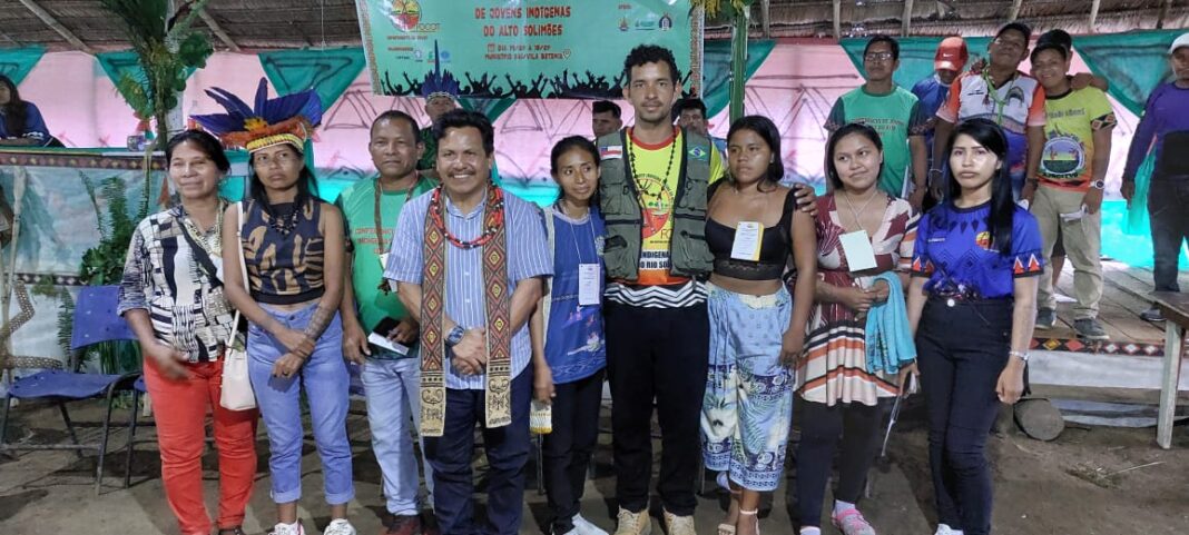 FOTO_ Diretor-presidente, Sinésio Trovão com os participantes da 1º Conferência dos Jovens Indígenas do Alto Rio Solimões (2)