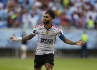 Vídeo: Gabigol não perdoa e rebate provocação de torcida com tatuagem