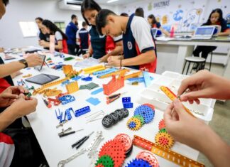 Governador em exercício Tadeu de Souza entrega 51º laboratório de robótica e destaca êxito da reposição de aulas na rede estadual