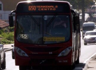Dupla de criminosos assalta ônibus da linha 650 e acaba baleada por justiceiro em Manaus
