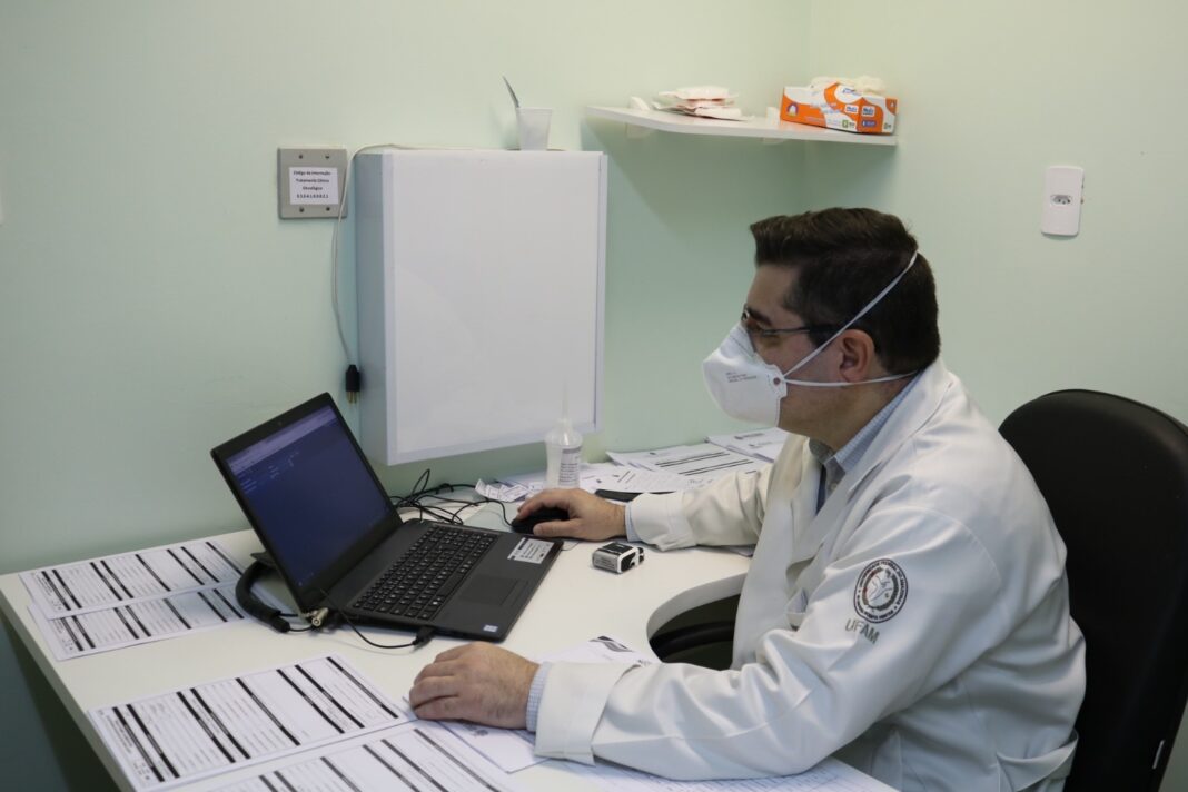 SES-AM.02_Urologista André Mancini realizando atendimento_
