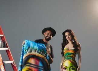 Mia Mamede coroa nova Miss Brasil com obra de Eduardo Kobra no corpo