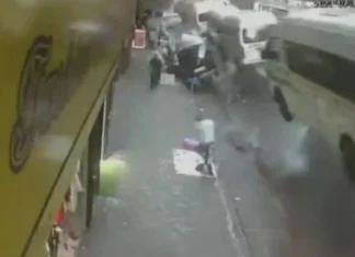 Vídeo mostra momento em que estrada explode, matando uma pessoa na África do Sul, veja